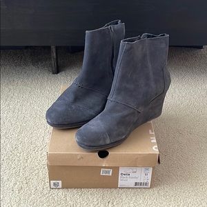 Tom’s Deia Black Suede/Wool Wedge boots